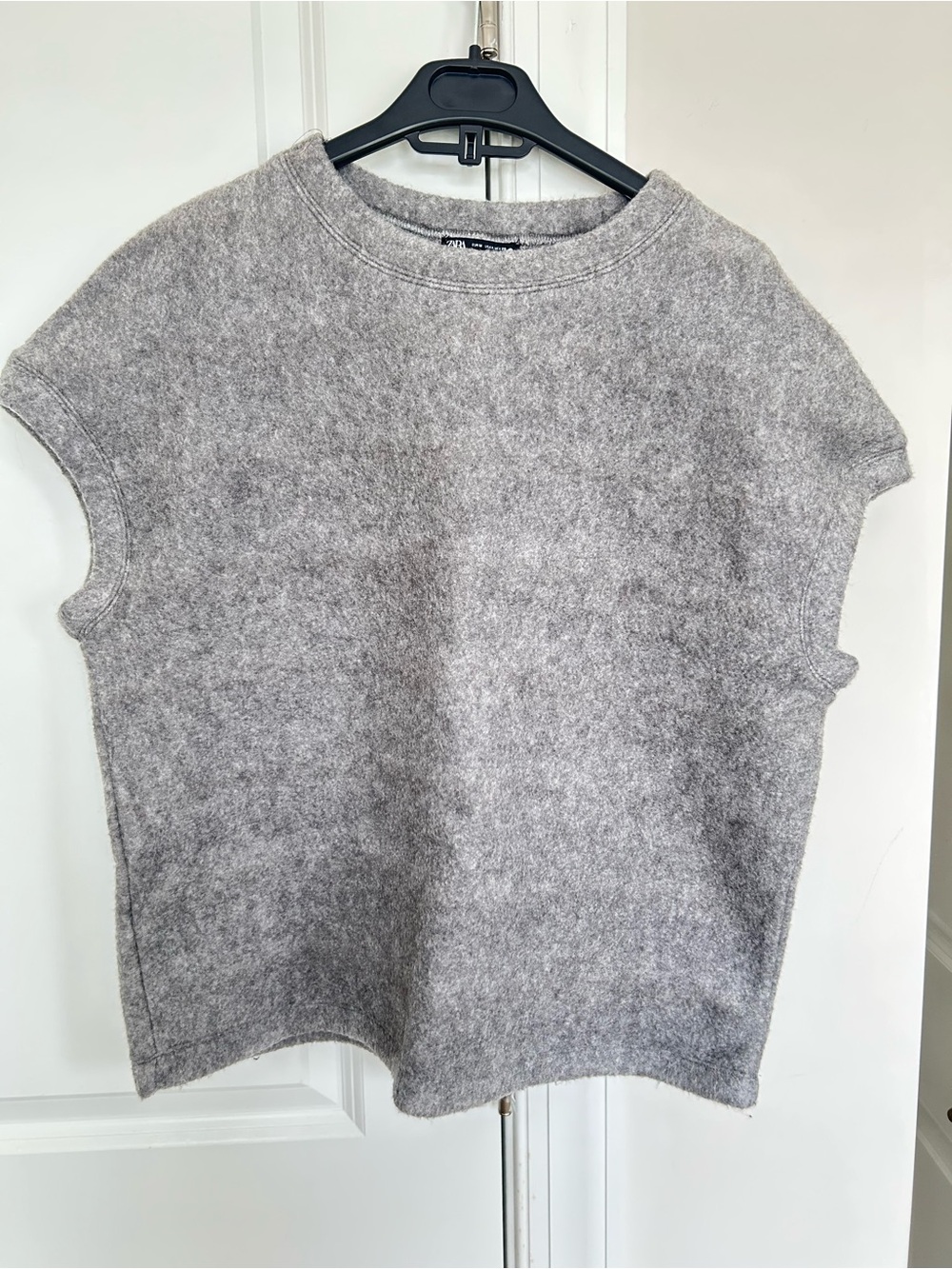 Zara Women’s Light Gray Sleeveless Knit Sweatshirt
